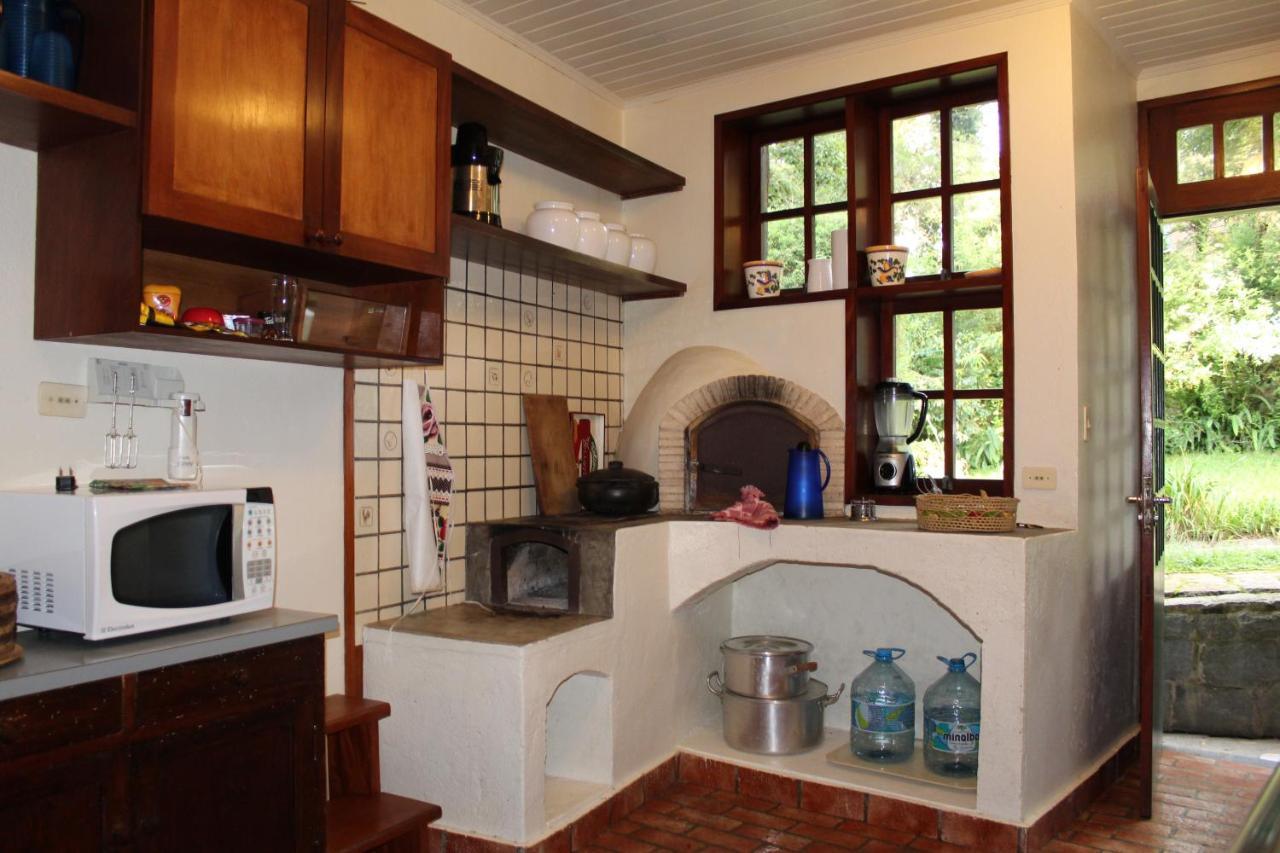 Casa Européia 5 Quartos - 2 min Capivari- Acomoda 14- Wifi 300Mb - Caseiro no apoio Campos do Jordão Exterior foto